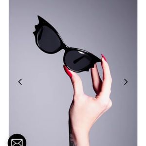 La Femme En Noir Vamp Batwing Sunglasses in Black